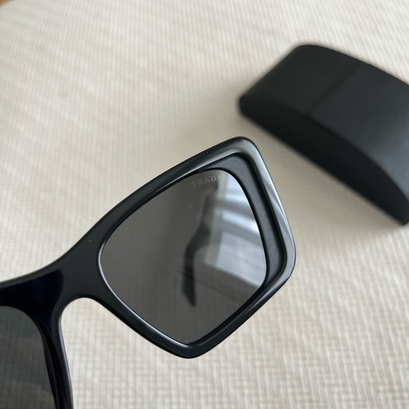 Lunettes solaires de Prada - Picture 3 of 5